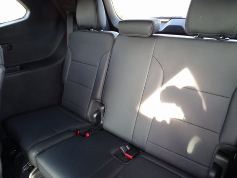 Used 2025 Buick Enclave Preferred image 9