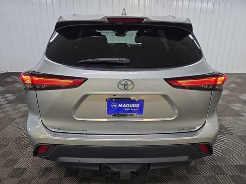 Used 2020 Toyota Highlander XLE AWD/4WD image 11