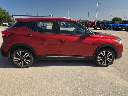 Used 2019 Nissan Kicks SR w/ SR Premium Package FWD image 2