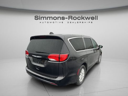 Used 2025 Chrysler Voyager LX image 7