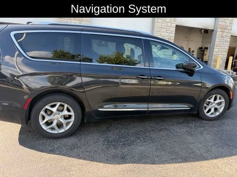 Used 2019 Chrysler Pacifica Touring-L Plus w/ Advanced Safetytec Group FWD image 4