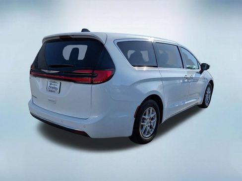 Used 2023 Chrysler Pacifica Touring-L FWD image 7