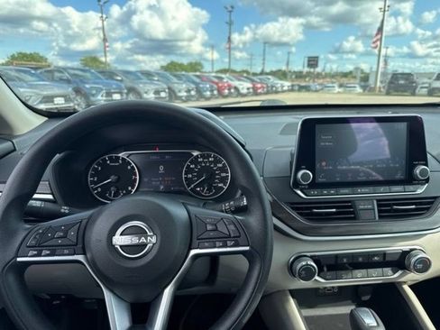 Used 2025 Nissan Altima 2.5 SV FWD image 27