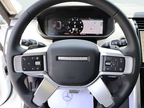 Certified 2025 Land Rover Discovery Dynamic SE AWD/4WD image 30