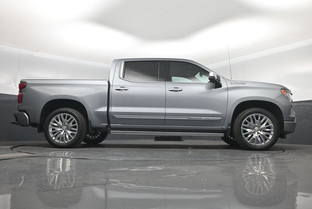 Used 2025 Chevrolet Silverado 1500 High Country w/ Technology Package AWD/4WD image 16