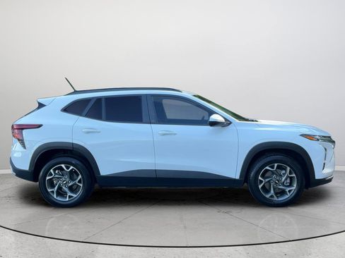 Used 2025 Chevrolet Trax LT FWD image 6