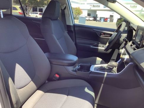 Used 2022 Toyota RAV4 LE AWD/4WD image 36