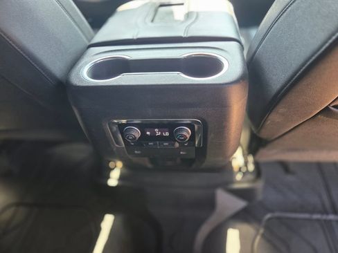 Used 2022 Chevrolet Tahoe Z71 w/ Luxury Package AWD/4WD image 12