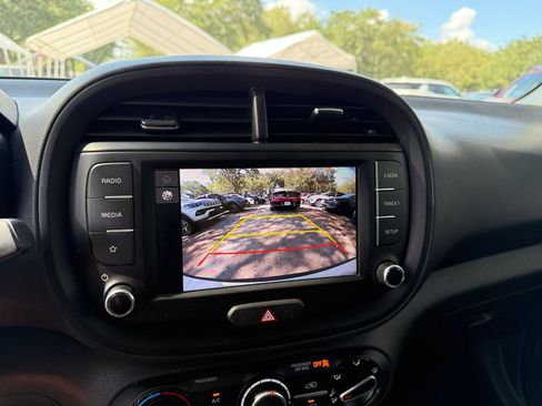 Used 2025 Kia Soul LX w/ LX Technology Package FWD image 17