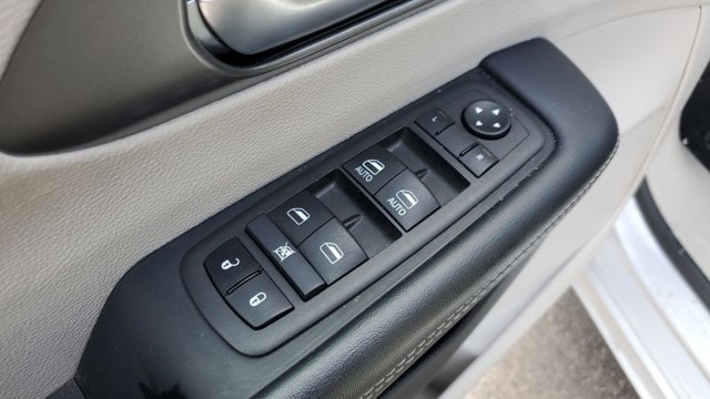 Used 2024 Chrysler Pacifica Touring-L FWD image 7