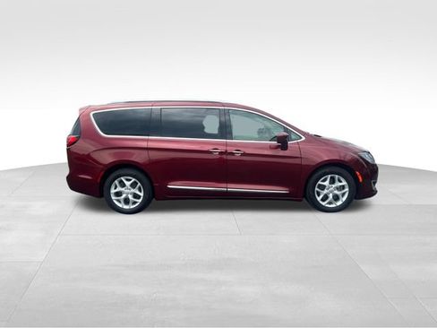 Used 2017 Chrysler Pacifica Touring-L Plus w/ Advanced Safetytec Group FWD image 4