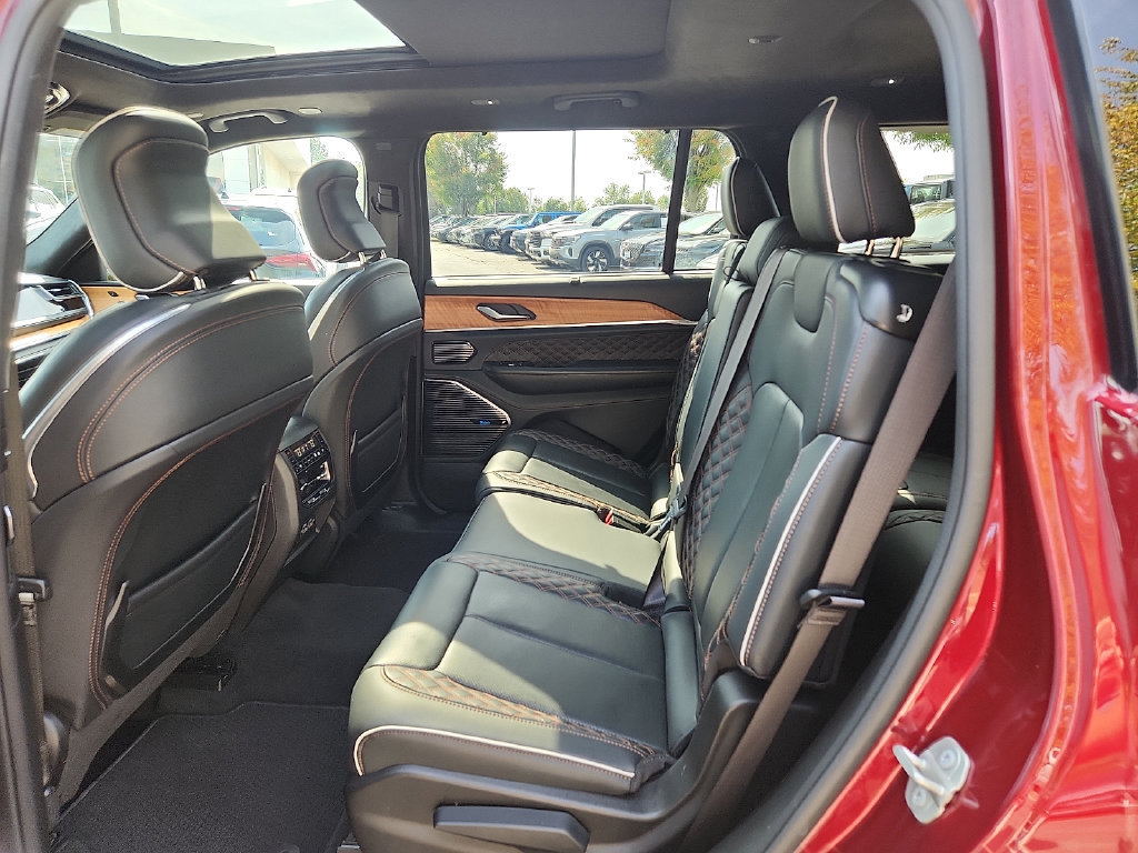 Used 2024 Jeep Grand Cherokee L Summit AWD/4WD image 10