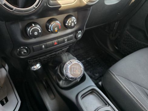 Used 2018 Jeep Wrangler Unlimited Rubicon w/ Connectivity Group image 16