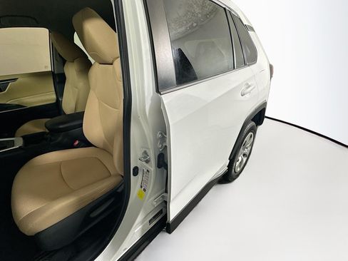 Used 2020 Toyota RAV4 LE FWD image 12