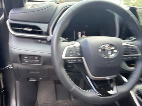 Used 2025 Toyota Highlander XSE AWD/4WD image 3