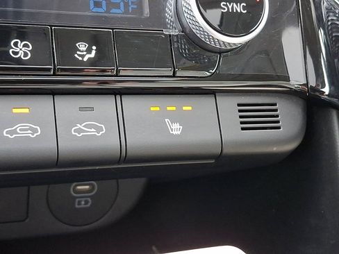 Used 2025 Hyundai Elantra Limited image 30