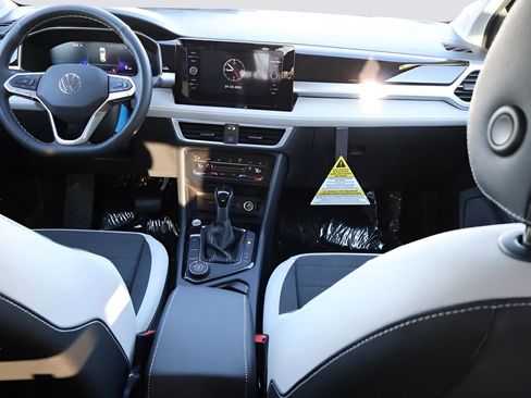 New 2025 Volkswagen Taos SE image 17