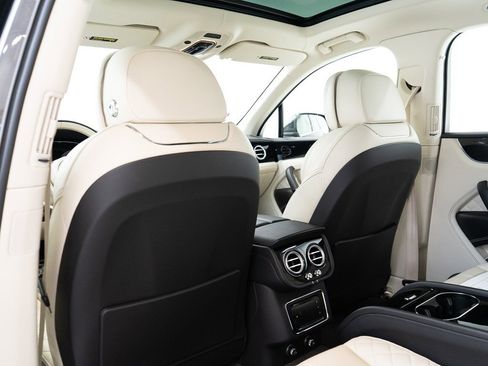 Used 2020 Bentley Bentayga V8 image 23
