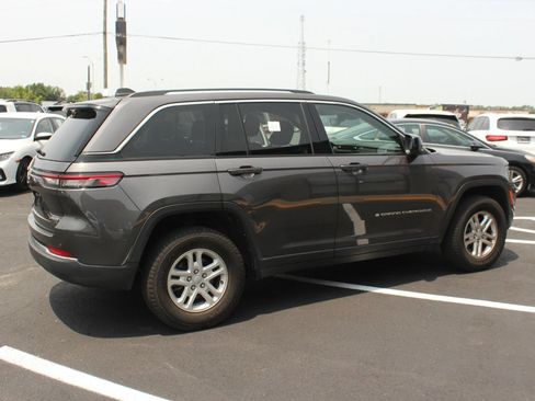 Used 2022 Jeep Grand Cherokee Laredo w/ Luxury Tech Group I AWD/4WD image 7
