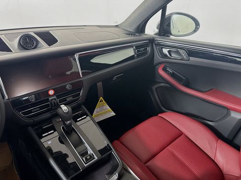 Certified 2025 Porsche Macan image 18