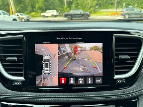 New 2027 Chrysler Pacifica Limited AWD/4WD image 24