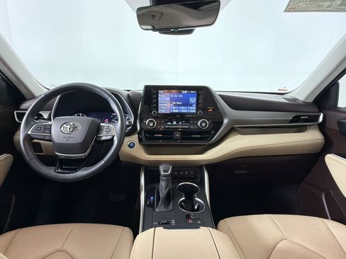 Used 2021 Toyota Highlander XLE FWD image 13