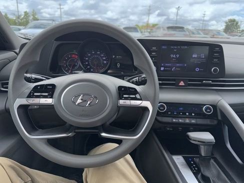 Used 2022 Hyundai Elantra SEL FWD image 9