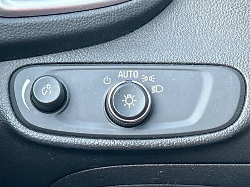 Used 2019 Chevrolet Trax LT w/ LT Convenience Package FWD image 19