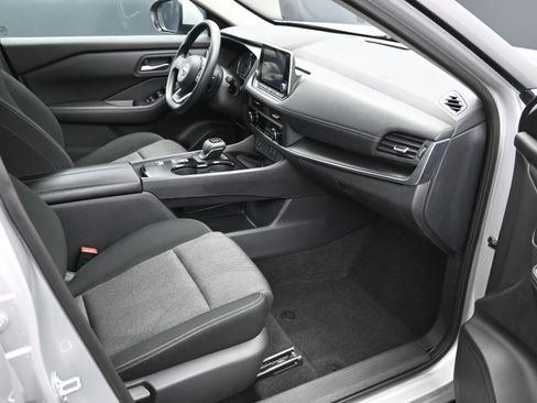 Used 2024 Nissan Rogue SV image 11