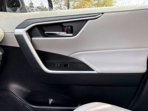 Used 2021 Toyota RAV4 XLE Premium image 23