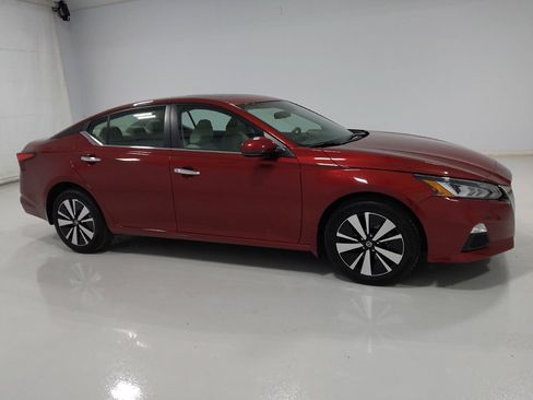 Used 2022 Nissan Altima 2.5 SV w/ SV Premium Package image 11