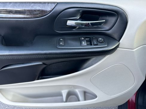 Used 2016 Dodge Grand Caravan American Value Package w/ UConnect Hands-Free Group FWD image 10