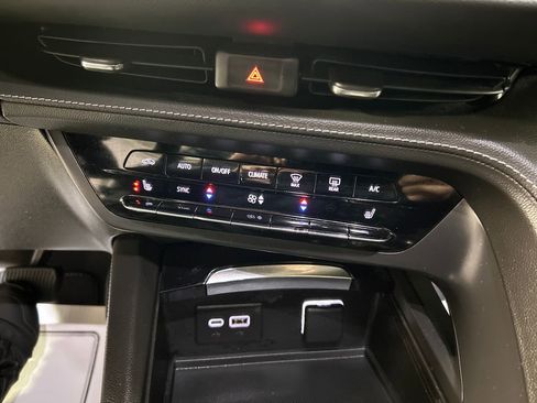 Used 2023 Buick Envision Essence image 19