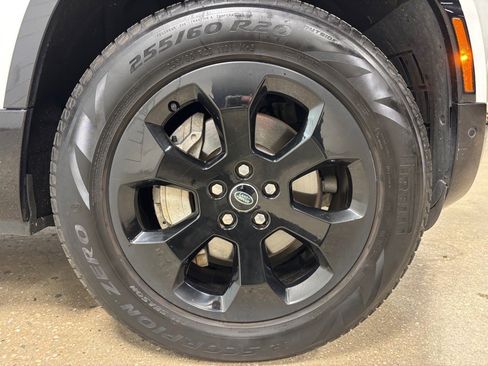 Used 2023 Land Rover Defender 110 X-Dynamic SE image 11