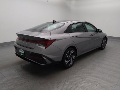 Used 2025 Hyundai Elantra Limited FWD image 9