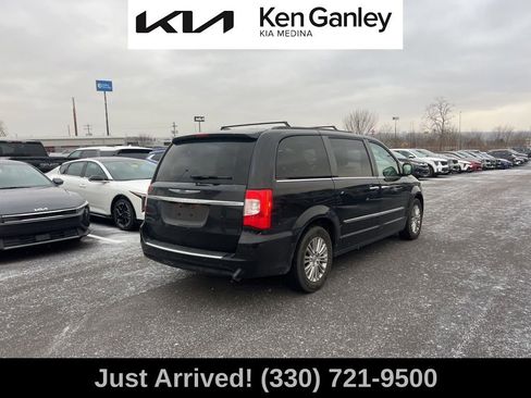 Used 2016 Chrysler Town & Country Touring w/ Driver Convenience Group image 5