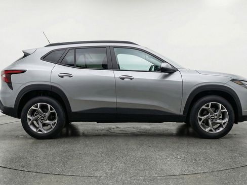 Used 2025 Chevrolet Trax LT w/ LT Convenience Package image 11