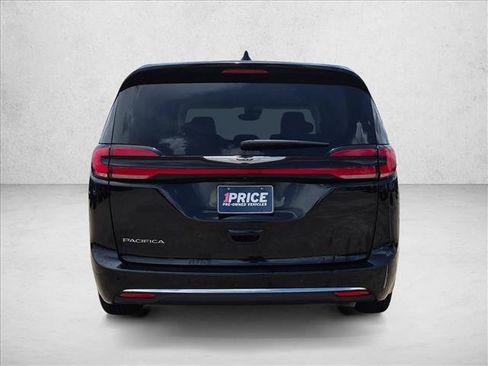 Used 2024 Chrysler Pacifica Touring-L FWD image 6