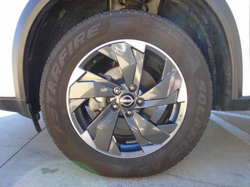 Used 2024 Nissan Rogue SV image 27