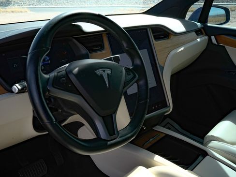 Used 2020 Tesla Model X Long Range image 15