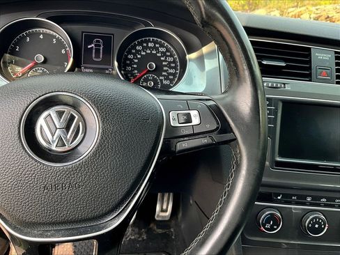 Used 2017 Volkswagen Golf Alltrack S image 16