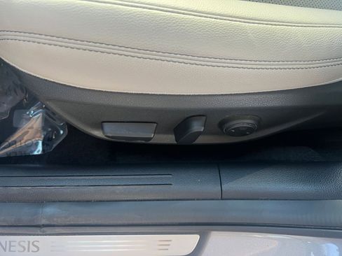 Used 2025 Genesis G70 2.5T image 23