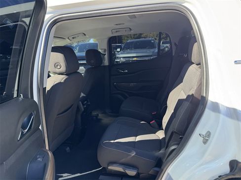 Used 2023 GMC Acadia SLE image 18