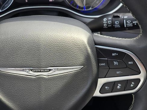 Used 2025 Chrysler Pacifica Select FWD image 17
