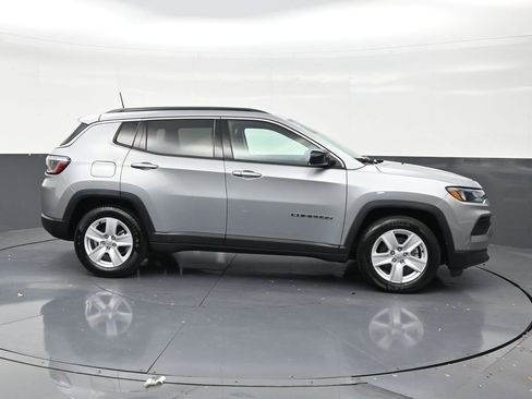 Used 2022 Jeep Compass Latitude FWD image 6
