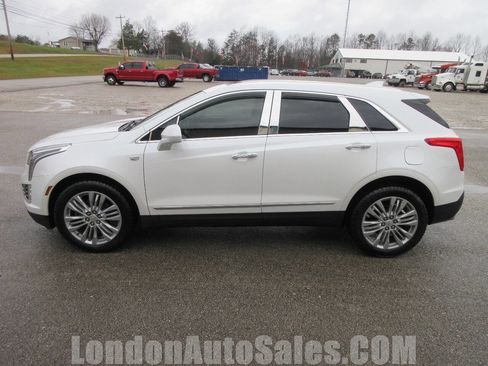 Used 2017 Cadillac XT5 Premium Luxury image 2