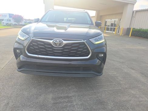 Used 2021 Toyota Highlander Limited FWD image 2
