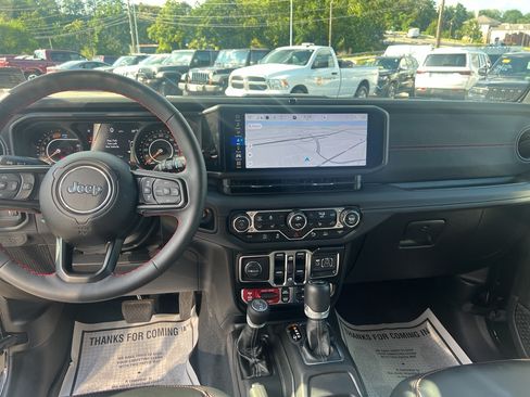 Used 2024 Jeep Wrangler Unlimited Rubicon w/ Technology Group AWD/4WD image 8
