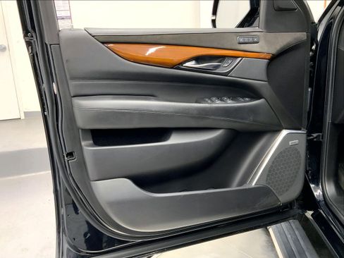 Used 2020 Cadillac Escalade ESV Premium Luxury w/ Escalade Sport Edition image 27