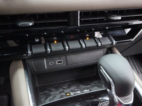 Used 2023 GMC Canyon Denali image 25